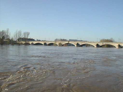 Pont royal à orléans, lors de la crue de la Loire, le 8 décembre 2003