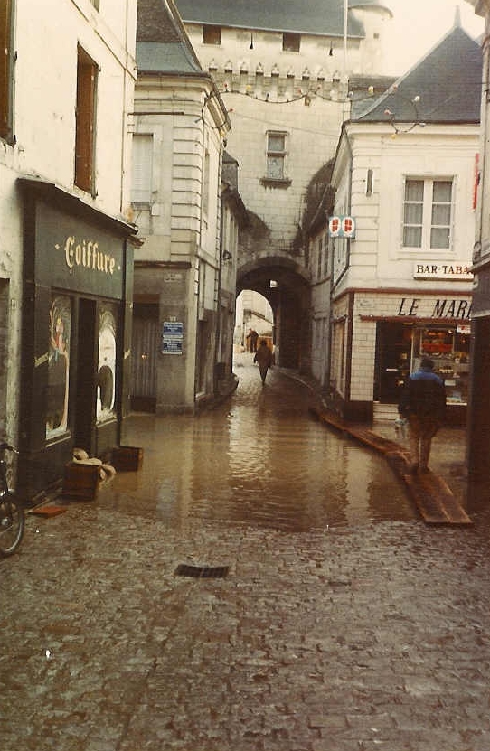 Inondation dans les rues de Loches en décembre 1982