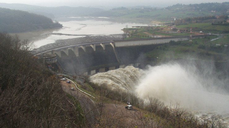 Écrêtement de la crue par le barrage de Villerest, le 3 décembre 2003. À noter en amont un important apport de troncs et de bois de toutes sortes.