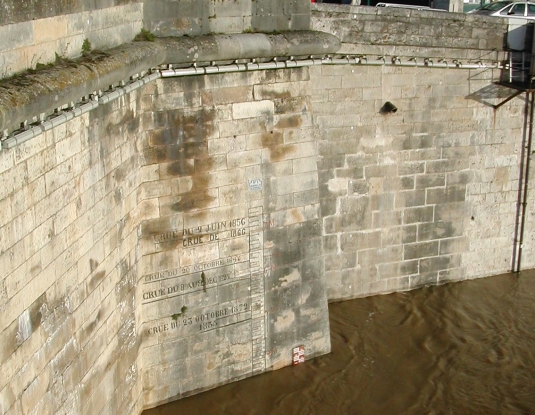 Crue de la Loire à Orléans, le 8 décembre 2003 à 10h25, à l'échelle limnimétrique du pont Georges V à Orléans