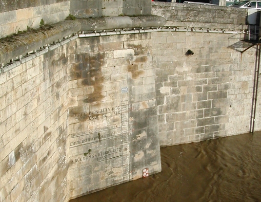 Crue de la Loire à Orléans, le 8 décembre 2003 à 10h25, à l’échelle limnimétrique du pont Georges V à Orléans
