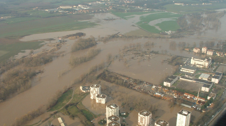 Inondation dans le quartier de la Pergola à Vichy le 05 décembre 2003, en aval immédiat du pont-barrage (rive droite)