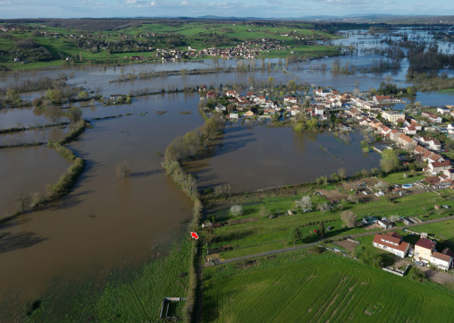 Photo par drone du quartier de la rue Félix de Jubecourt, inondé par l'Arroux, à Digoin, le 2 avril 2024