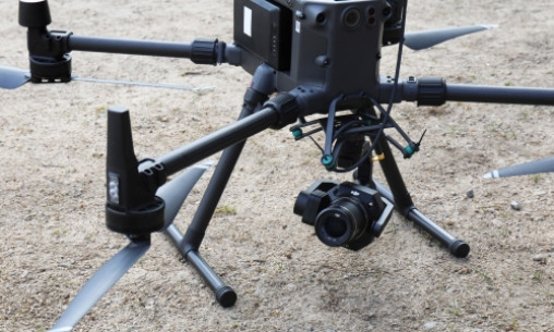 Drone doté d’un appareil photo utilisé pour effectuer des prises de vues aériennes