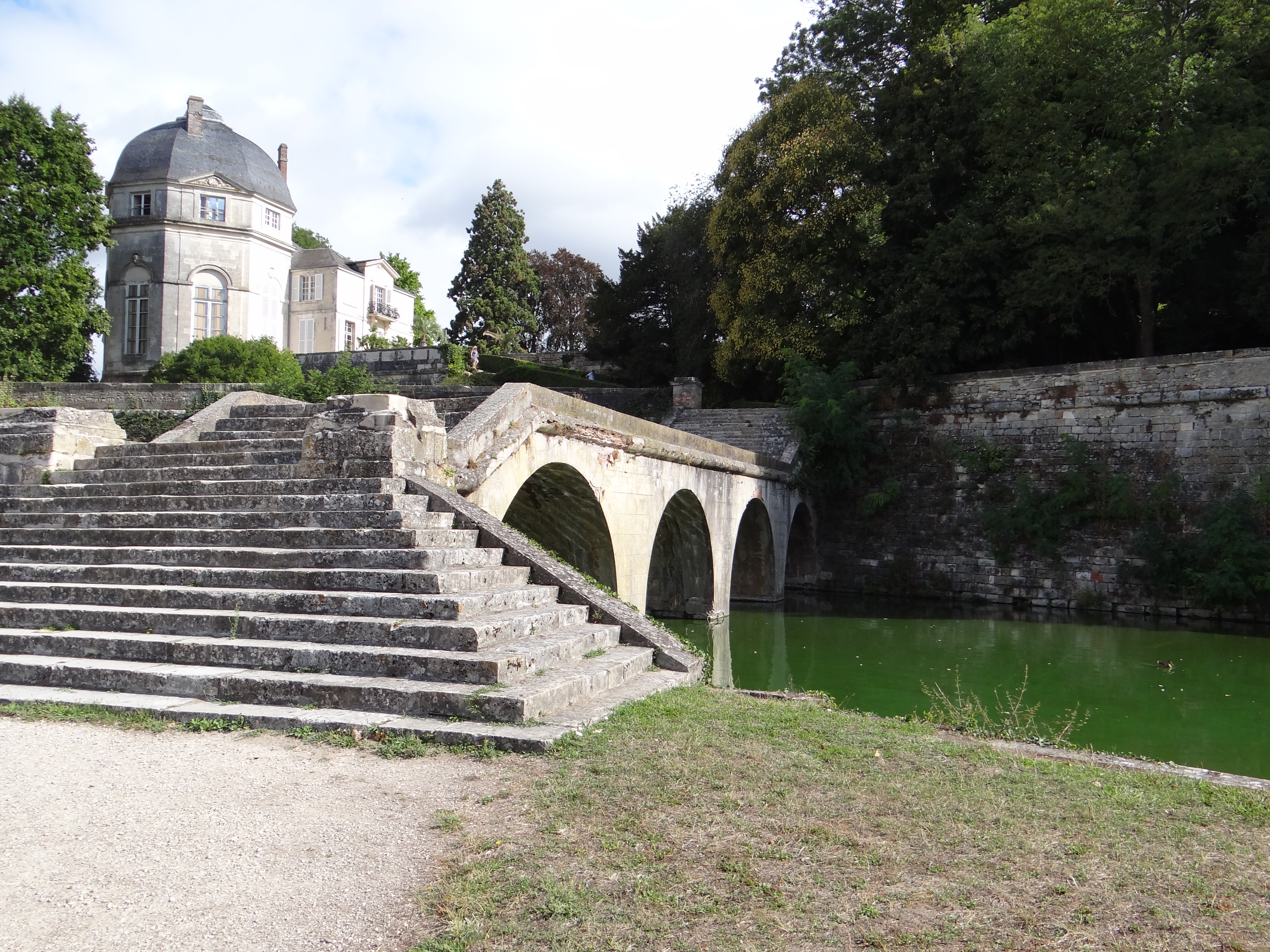 Le château et l'escalier monumental