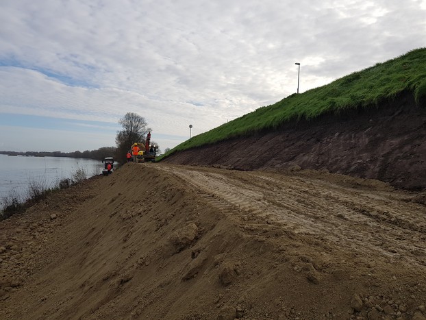 Reprofilage du talus durant les travaux (source : DREAL)