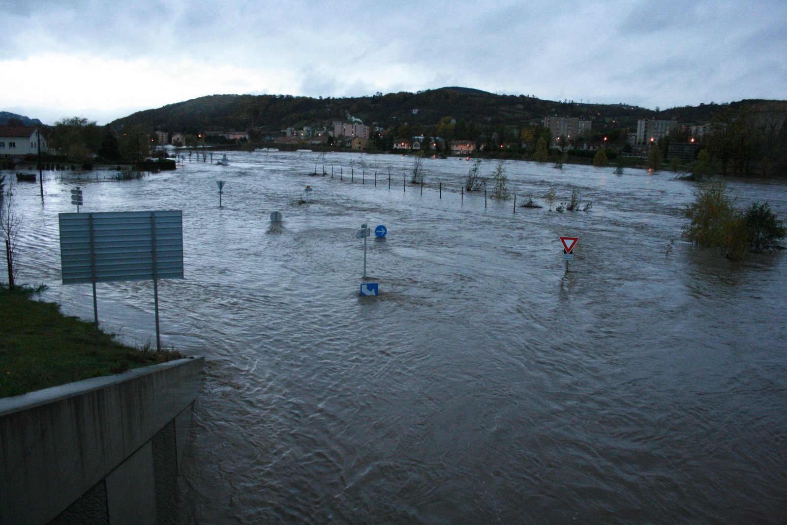 Vue de la Loire, pendant la crue de novembre 2008, depuis le pont RN88 à Chadrac (département de la Haute-Loire)