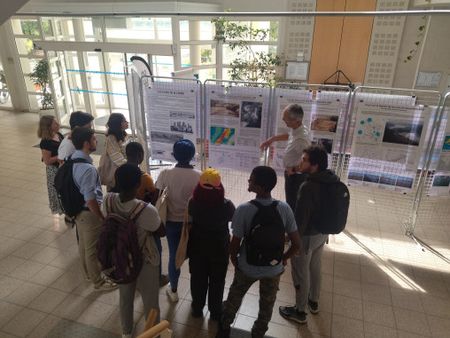 Exposition de la prévision des crues dans le hall d'entrée de la DREAL