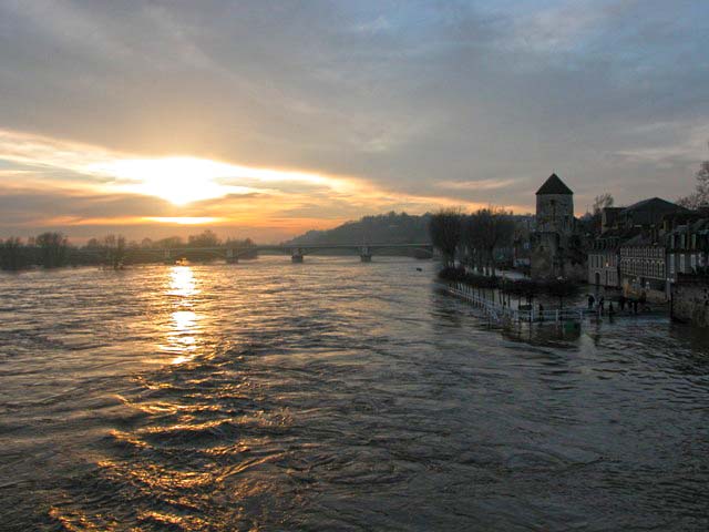 La Loire prend ses aises sur le Quai des Mariniers, à Nevers, en décembre 2003