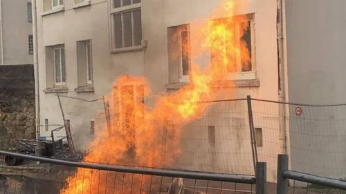 Fuite de gaz enflammée suite à l’endommagement d'une canalisation de gaz à Tours en 2019.
