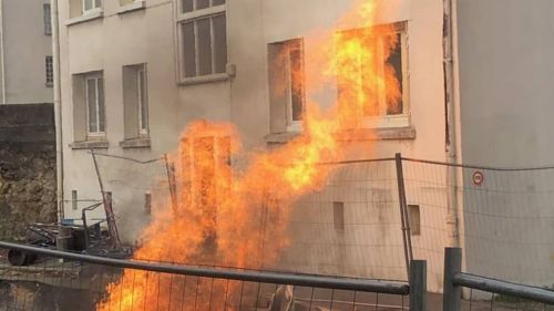 Fuite de gaz enflammée suite à l'endommagement d'une canalisation de gaz à Tours en 2019.