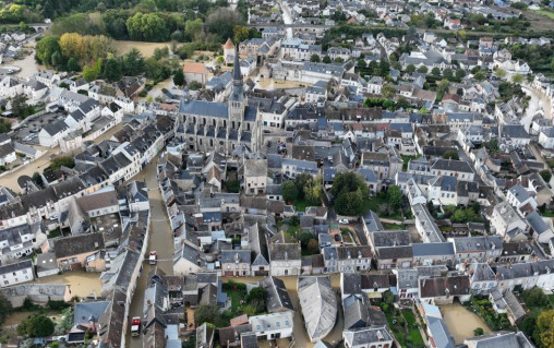 Centre-ville de Bonneval inondé par le Loir, le 10 octobre 2024. La hauteur d’eau peut être reconstituée en bas de la photographie, où l’angle de prise de vue fait que les bâtiments ne se recouvrent pas. À l’inverse, plus on s’éloigne du point de décollage, plus les bâtiments cachent l’inondation rendue invisible.