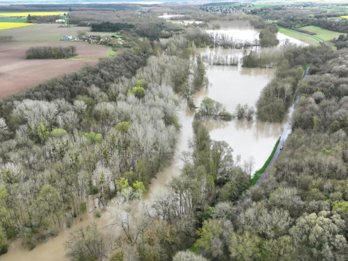 Exemple d’une zone forestière inondée au bord de l’Indre, en avril 2024. Sur la gauche, où la forêt est dense, il est difficile de savoir où s’arrête exactement la zone inondée.