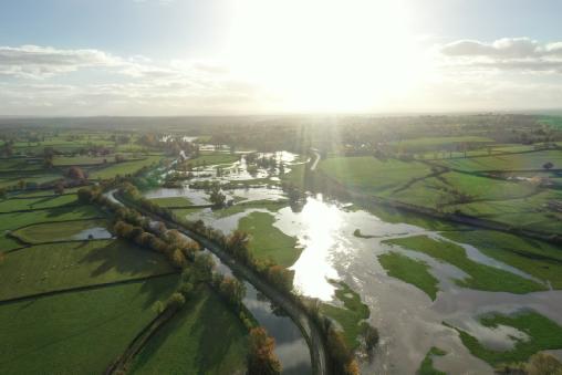 Exemple de photographie prise à contre-jour au-dessus de la Bourbince en novembre 2023. La luminosité, très forte n’empêche toutefois pas d’évaluer l’étendue de l’inondation.