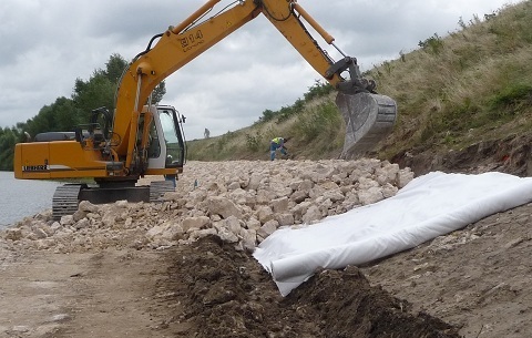 Pose des enrochements sur le talus