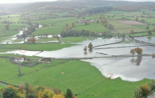 Sur cette photographie aérienne d’une zone rurale inondée par la Bourbince, deux repères (entourés en rouge) ont été posés. Vu l’étendue de l’inondation, l’accès à ces repères aurait été difficile sur le terrain. De plus, ces repères auraient été moins été visibles depuis le sol, que depuis cette photo prise en hauteur.